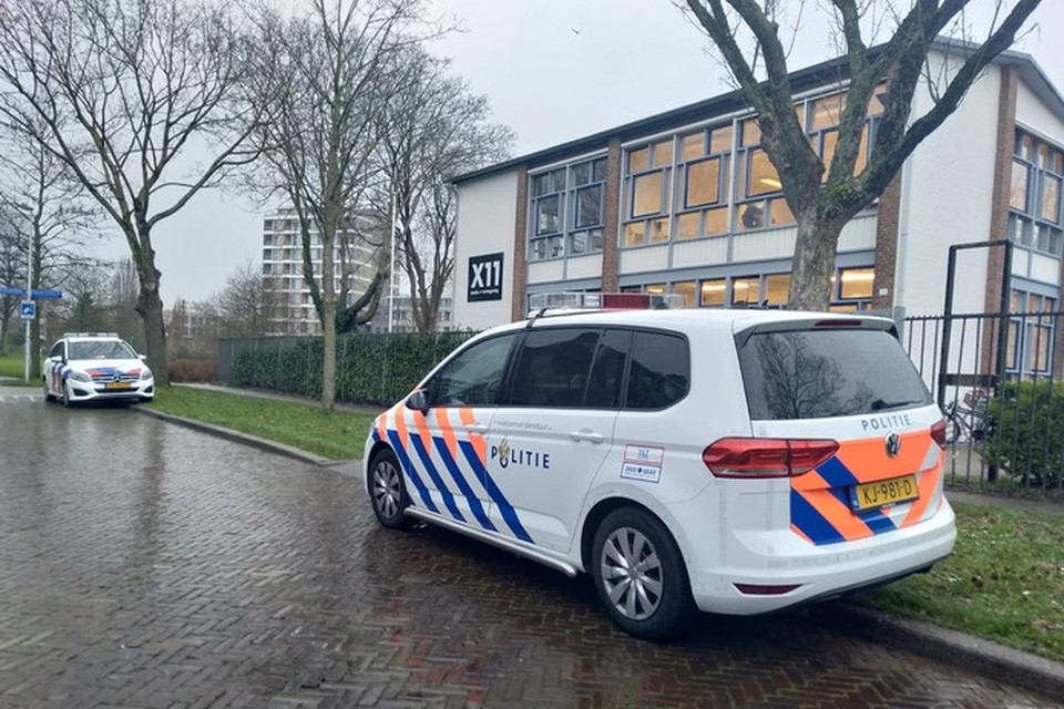 Een politieauto voor de Utrechtse middelbare school X11.