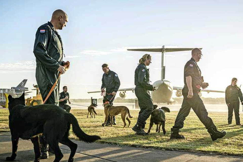 Leden van het Nederlandse Urban Search and Rescue-team voor aanvang van een eerdere missie in Libanon (augustus 2020).