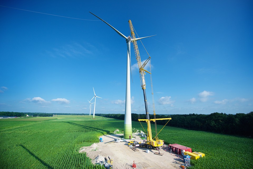 Het plaatsen van een windmolen in het buitengebied van Neer. 