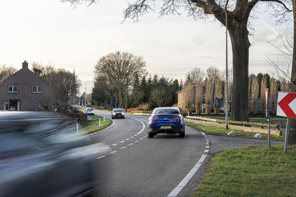 De Heldensedijk in Meijel met rechts de houten vangrail tussen de weg en het fietspad.