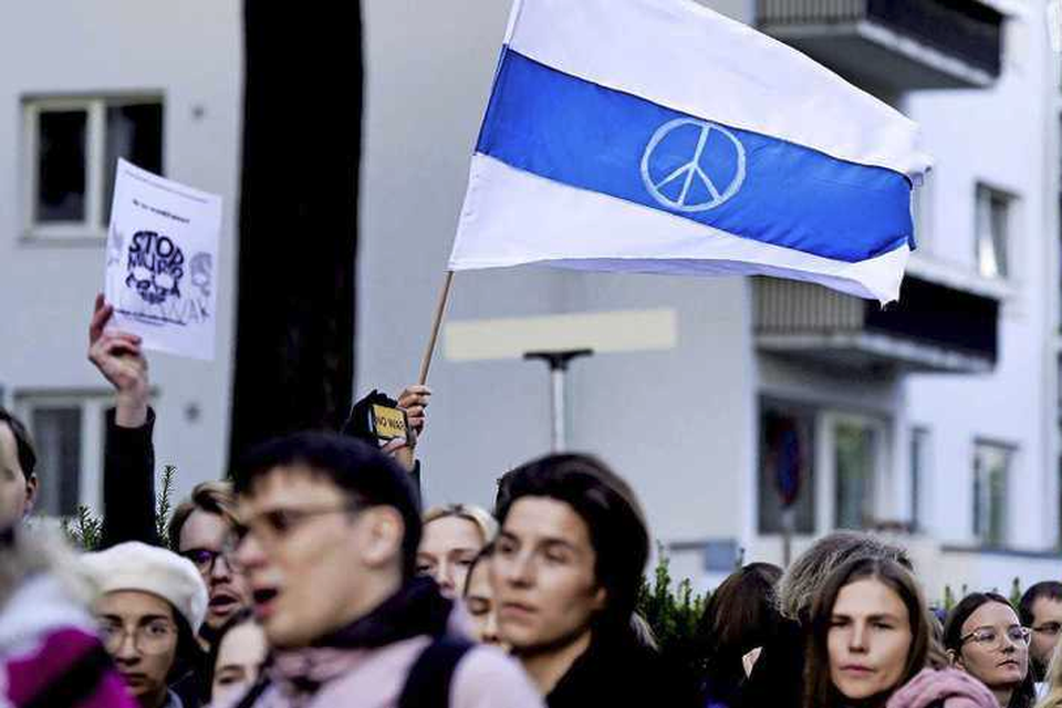 Demonstranten voor de Russische ambassade in het Noorse Oslo keren zich met een vredesvlag tegen de oorlog in Oekraïne. 