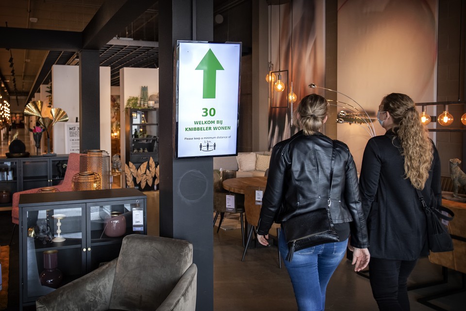 Een beeldscherm bij Knibbeler op de Woonboulevard in Heerlen geeft aan dat nog dertig bezoekers de winkel mogen betreden.  