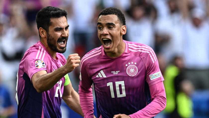 Jamal Musiala (rechts) mit Ilkay Gündogan.