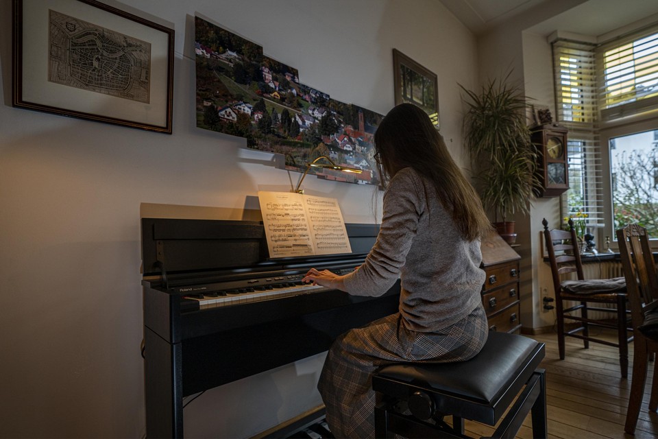 Maryna uit Oekraïne speelt op de piano om tot rust te komen. 