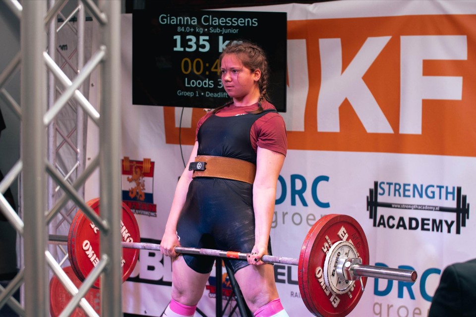 GIanna Claessens, Nederlands sub-junioren kampioen, in actie op het onderdeel deadlift. 