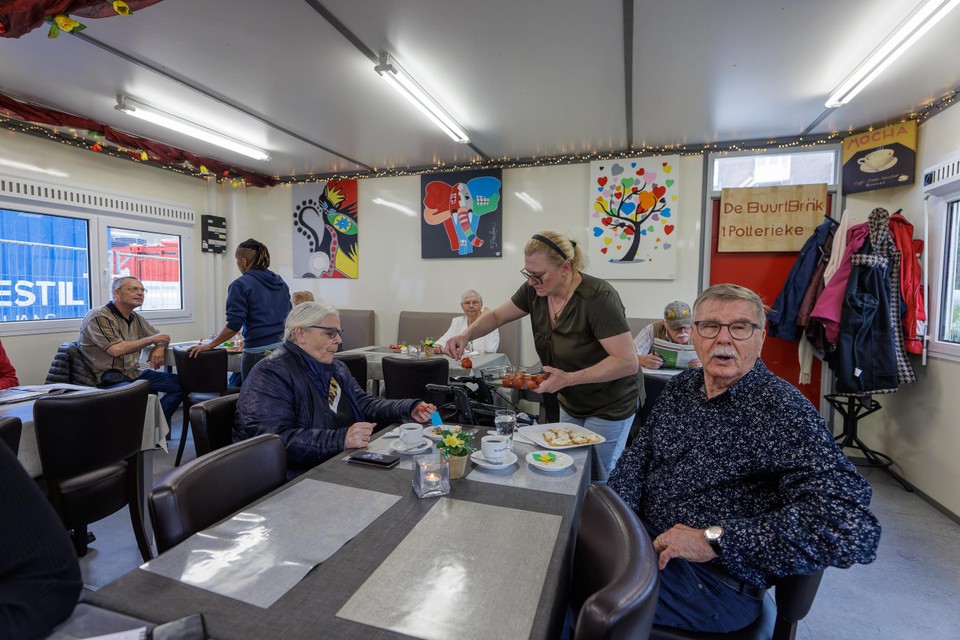 Corry Hauts-Peeters (links aan tafel) en Dolf Lemeer (rechts) zijn blij dat Buurtbrök weer open is.