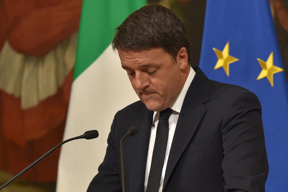 Matteo Renzi kondigt zondagnacht zijn aftreden aan. 