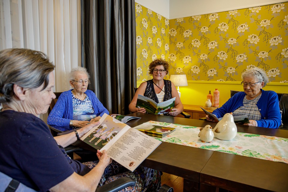 Bewoners van zorgcentrum Langedael, met in hun midden initiatiefnemer Esther Jelsma.