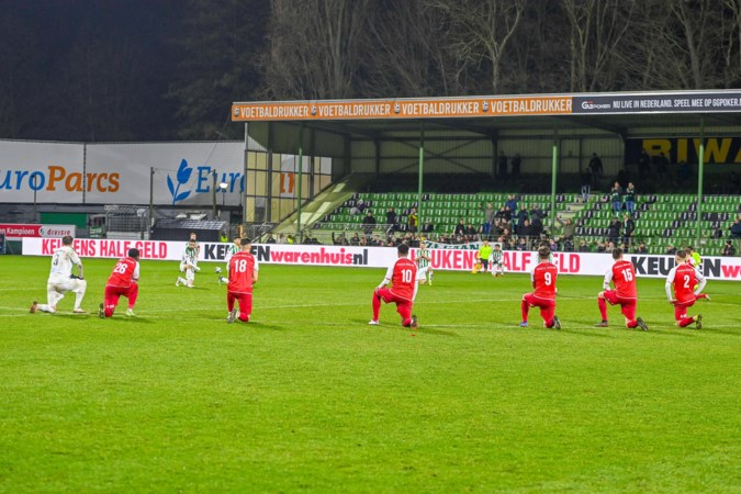 Spelers van FC Dordrecht en MVV maakten afgelopen vrijdag een knielbeweging als teken tegen racisme.  