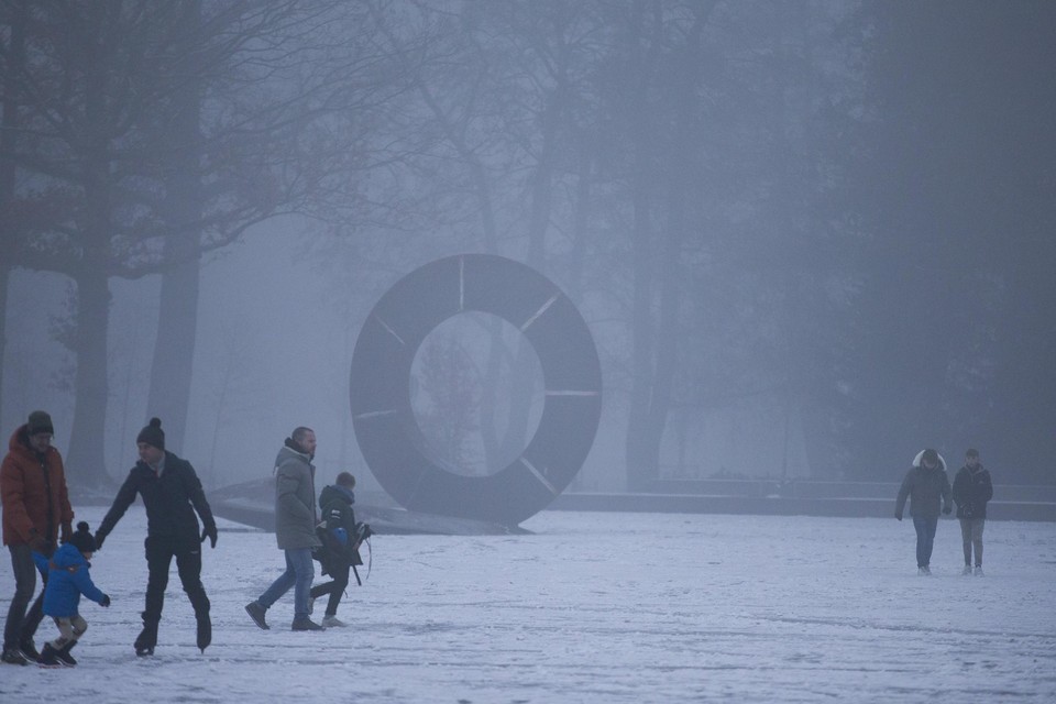 De dezer dagen bevroren roeivijver in het Stadspark van Sittard vormt het decor van een metershoog kunstwerk, opgetrokken uit meer dan duizend kilo  staal.