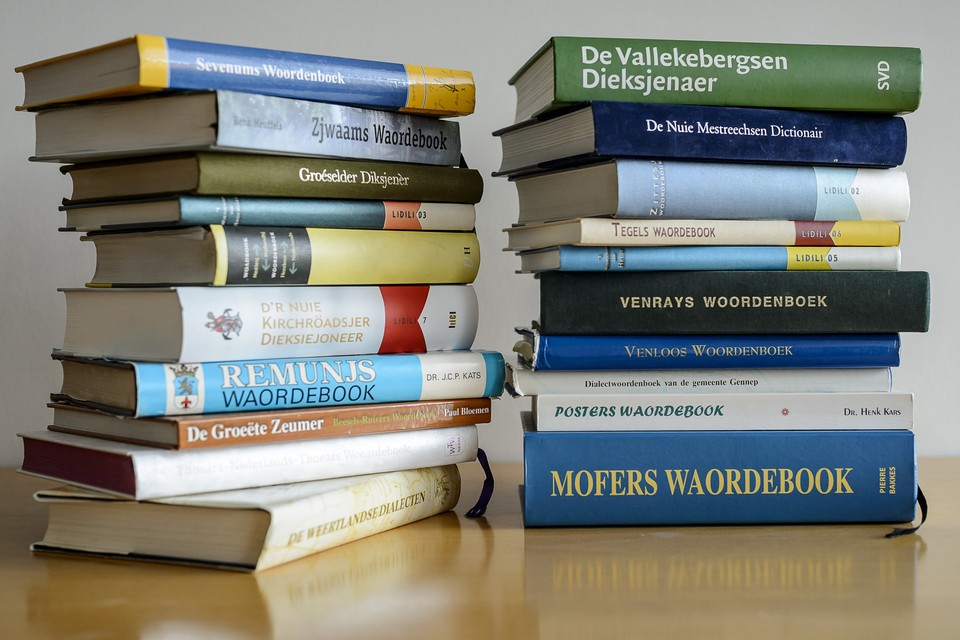 Het Sevenums woordenboek (linker stapel, bovenop) is sinds zaterdag ook in de digitale wereld te vinden. 
