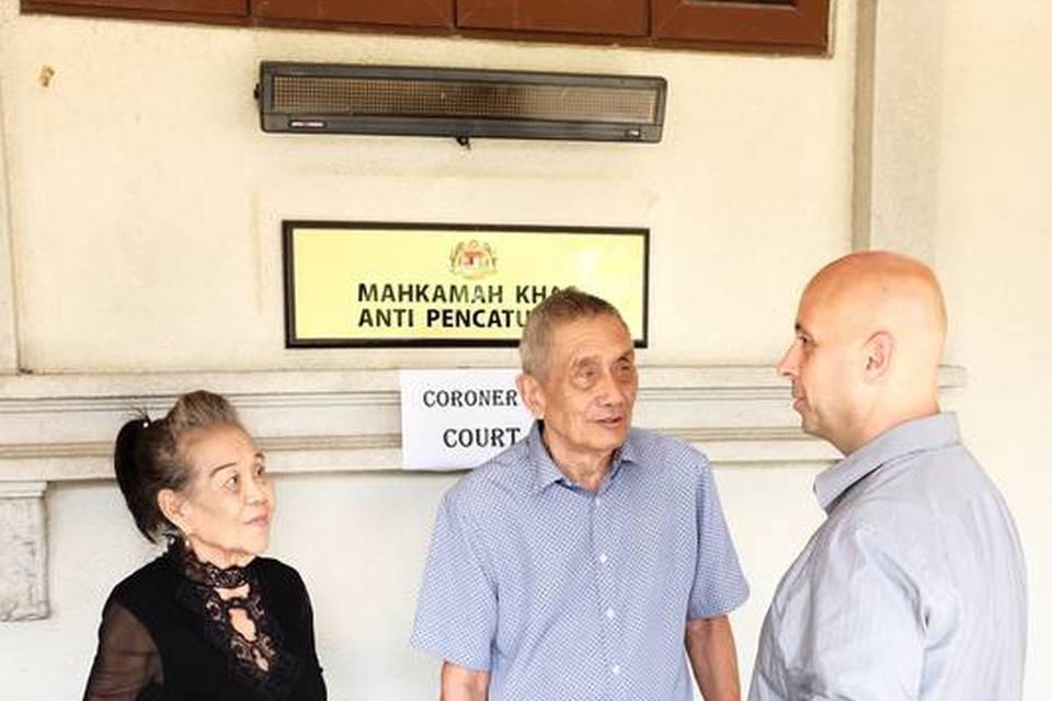 Ivana's opa en oma met oom Fred Agenjo bij de rechtszaal.