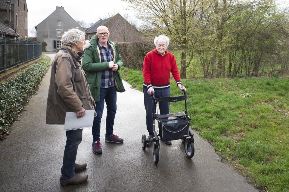 Marius Vermaas, Freek Veldman en Theo van Boven  (v.l.n.r.) op de Kantoorweg in Maastricht, een ‘niemandslandje’ vlakbij de grens.