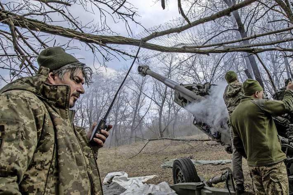 Oekraïense militairen bij een geschut dat staat gericht op de vijand in Bachmoet.