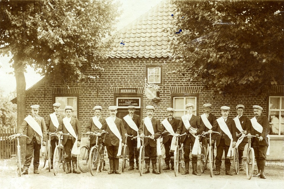 Een foto uit Heijen, genomen in 1905. De Wielerclub van de Spoarse Grad voor Bierhuis, Kleermakerij, Barbier Van Tienen. 