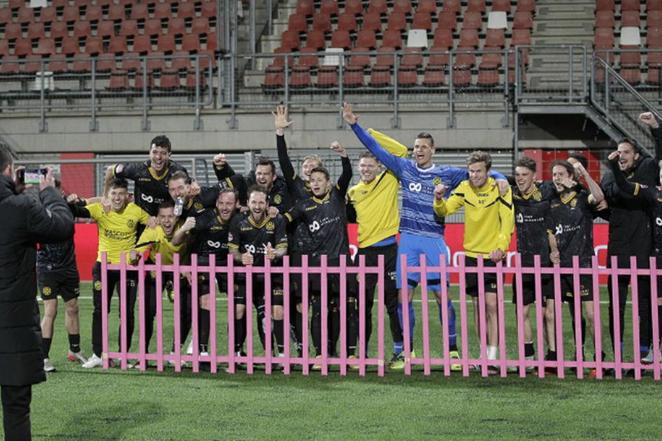 Het roze hekje werd zelfs na een voetbalwedstrijd op tv vertoond.