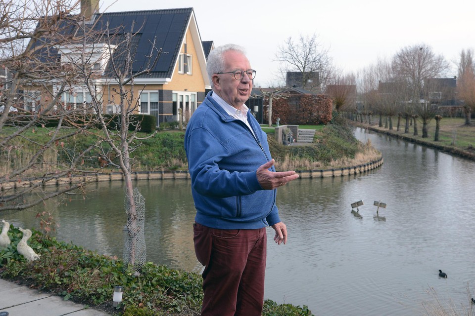 Pieter Ebus woont in Het Maasveld, temidden van water.