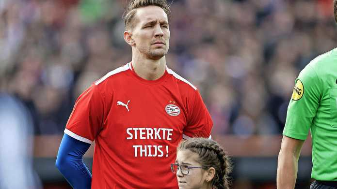 Luuk de Jong met een speciaal shirt voor Thijs Slegers.