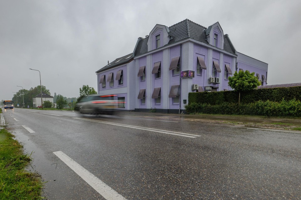 Het opvallende paarsgekleurde pand van Sixsens aan de Rijkweg in Lemiers.
