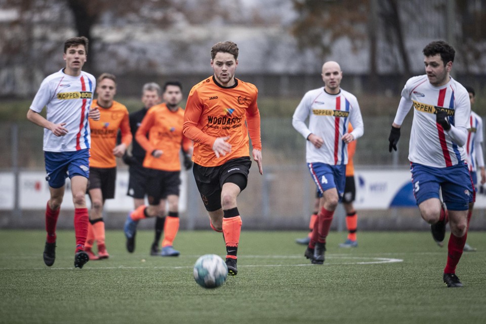 Laar-speler Stijn van Meerwijk is geconcentreerd op de bal. 