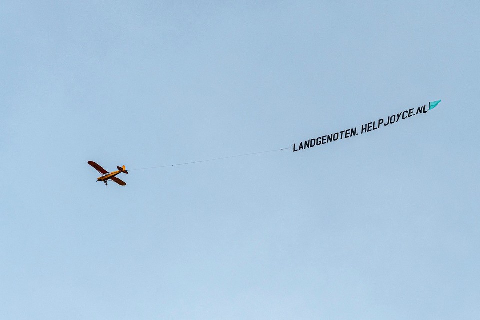 Het vliegtuigje met banner dat dinsdag boven Heerlen vloog. 