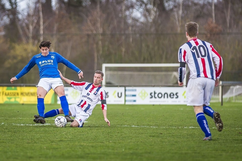 Mike van Lier (links) is nu samen met de gisteren geblesseerde Sierd Janssen van Sportclub Irene topscorer in de derde klasse C. 
