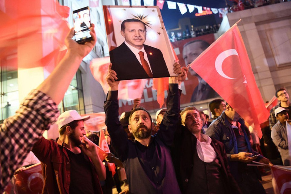 Aanhangers van president Erdogan op straat in Istanbul nadat hun leider de overwinning claimde.