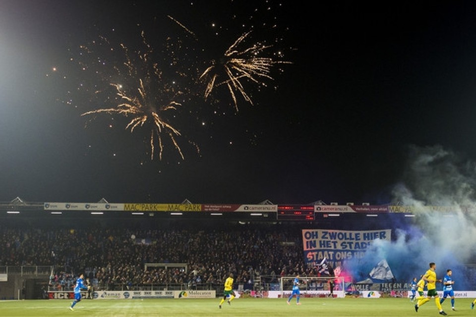 Vuurwerk boven en op het veld van het stadion van PEC Zwolle, zaterdagavond. De wedstrijd lag daardoor enkele minuten stil. 