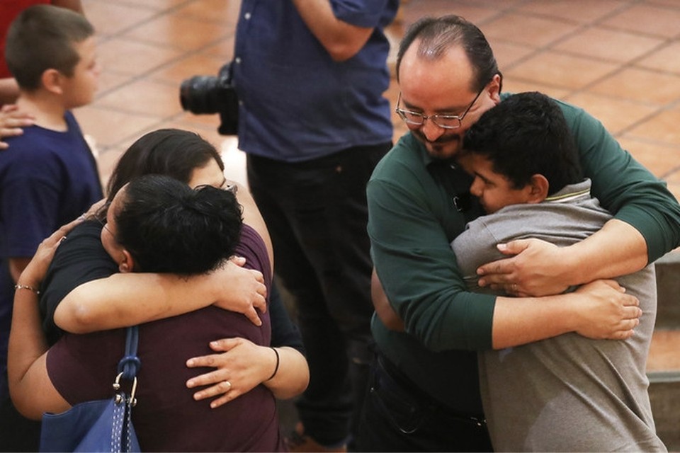 Omhelzingen bij een herdenking voor de slachtoffers die in El Paso vielen.