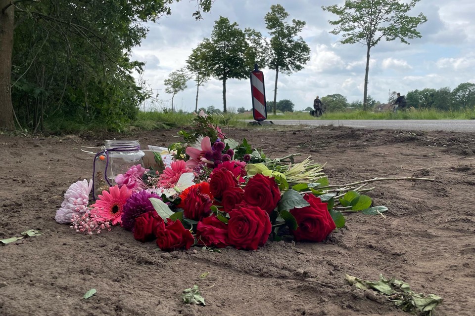 Bloemen voor Pien op de plek van het ongeluk in Maasbree.