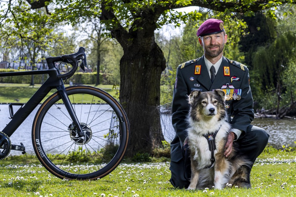 Ronald Langenhuizen wil met zijn fietsactie geld inzamelen voor de stichting Hulphond Nederland, zodat militairen met PTSS geholpen kunnen worden. 