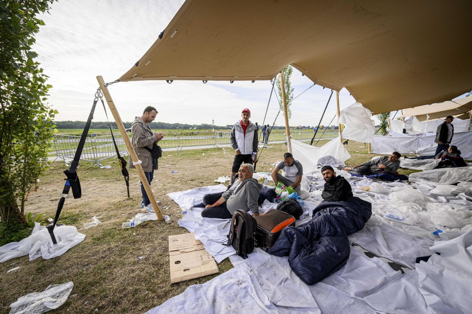 Door drukte bij het aanmeldcentrum in Ter Apel moeten asielzoekers regelmatig in de buitenlucht slapen.  