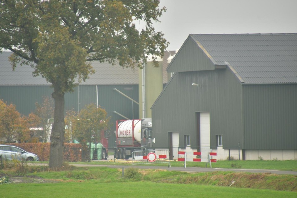 Het pluimveebedrijf aan De Zomp in Oostrum wordt geruimd. 