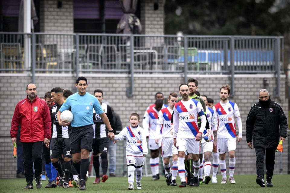 Taha Bouders betreedt het veld met in zijn kielzog de spelers van Sporting Heerlen en Sportclub’25
