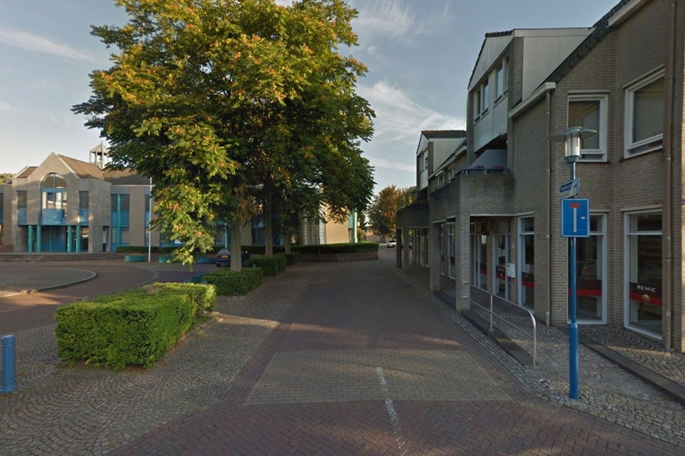 Rechts de voormalige bakkerij, links het leegstaande gemeentehuis aan het Raadhuisplein in Heel. 