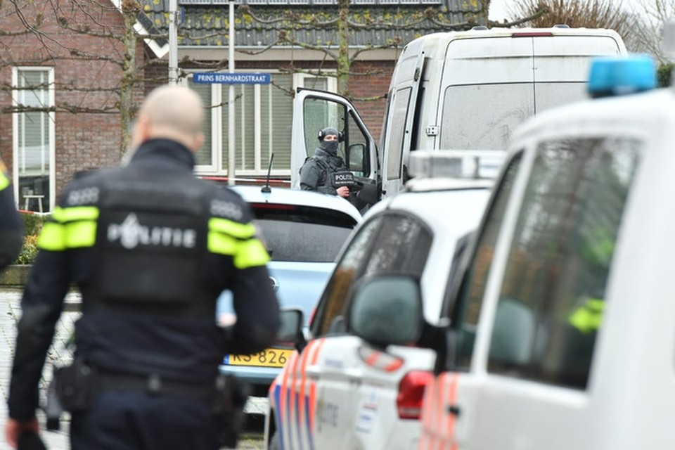 De politie ter plaatse op de Prins Bernhardstraat in Everdingen. 