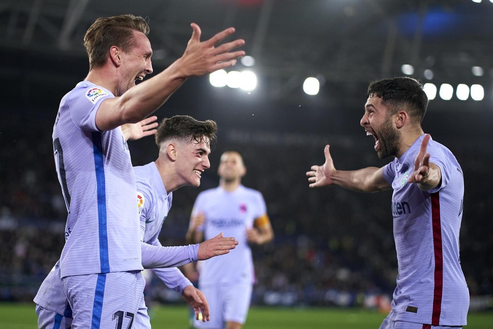 Pablo Gavi and Jordi Alba vieren het feestje met matchwinnaar Luuk de Jong.