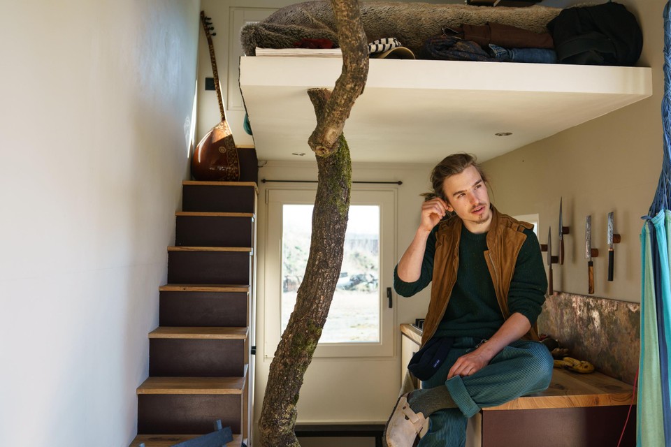 Kunstenaar Floris Postmes bouwde zijn eigen tiny house van natuurlijke materialen. 