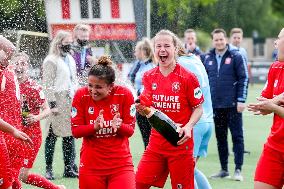 Lynn Wilms viert feest na het behalen van de landstitel met FC Twente. 