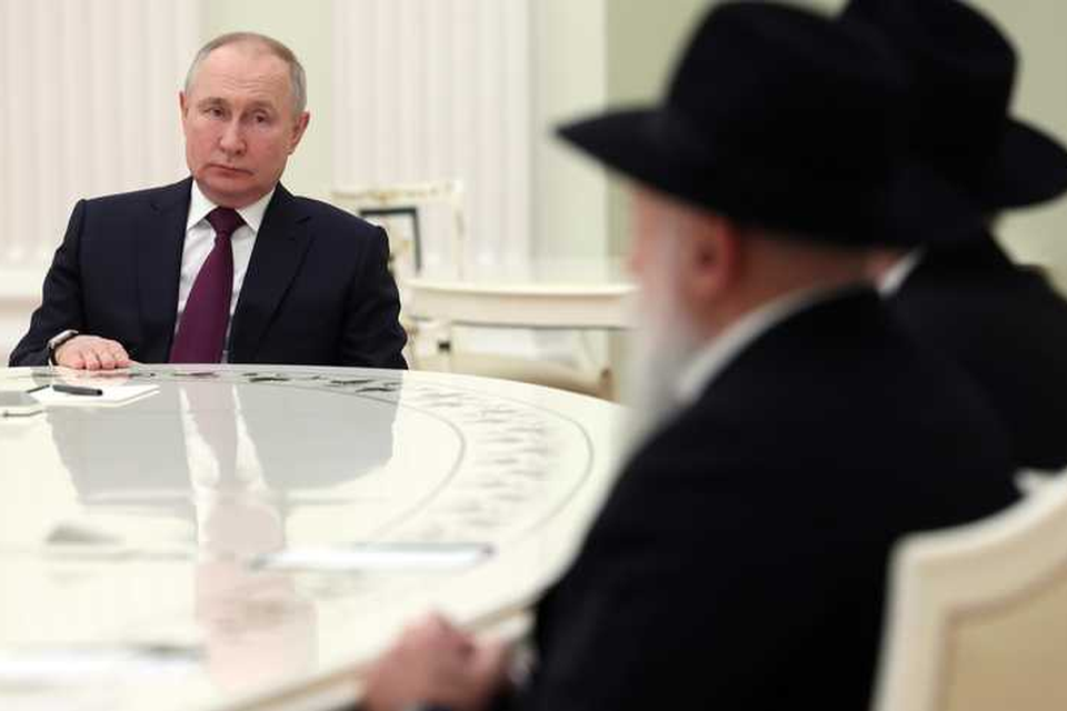 Poetin tijdens een ontmoeting met de Opperrabbijn van Rusland in het Kremlin.