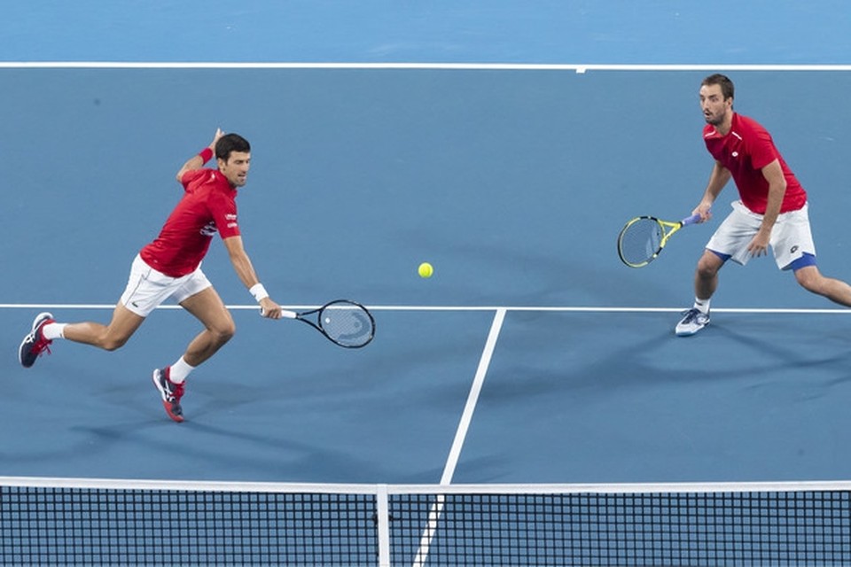 Novak Djokovic (l) en Viktor Troicki in actie tegen Pablo Carreno Busta en Feliciano Lopez. 