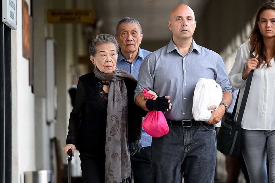 Ivana Smits grootouders (l) en haar oom Fred Agenjo (m), vrijdag bij hun aankomst in de rechtbank in Kuala Lumpur.