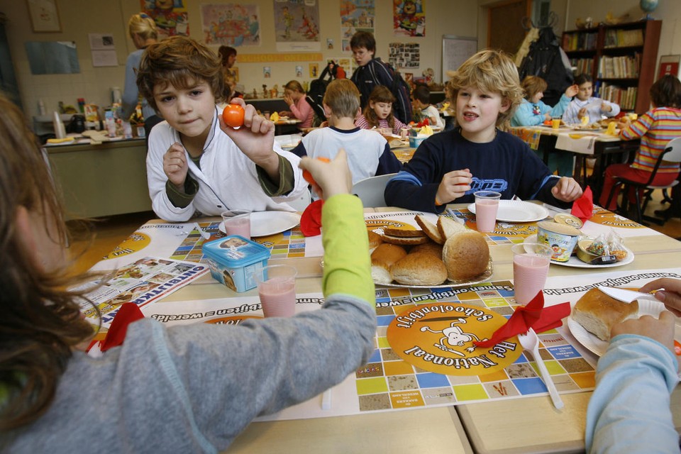Kinderen van de Ds. Deeleman-school in Grevenbicht bij het ontbijt in het klaslokaal.