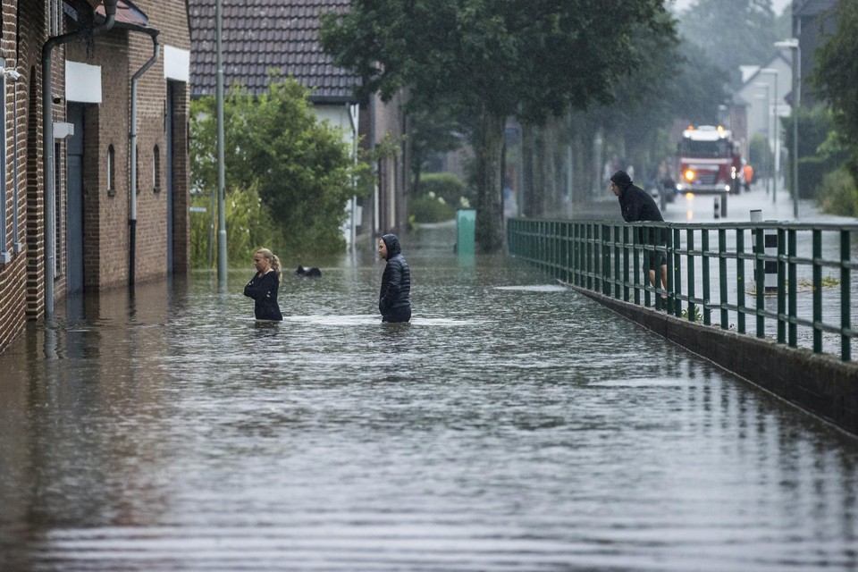 Het laagste punt in de Burgemeester Slanghenstraat in juli 2021. Aan de overkant worden woningen gebouwd, wat voor meer wateroverlast kan zorgen.