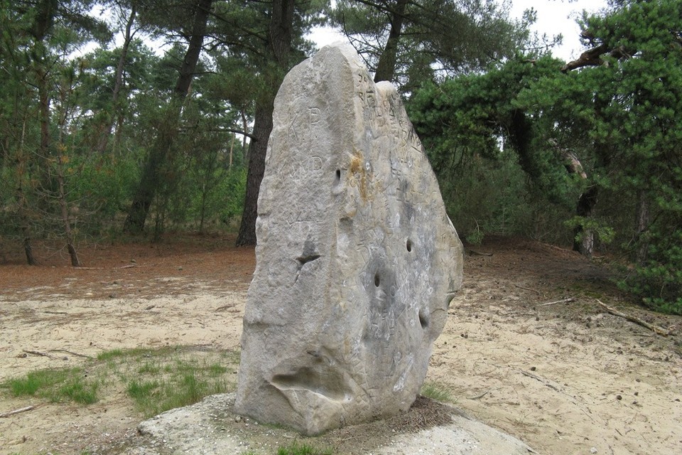 De bospartizanen gedenksteen in Baarlo speelt ook een rol in de lezing over de Tweede Wereldoorlog. 