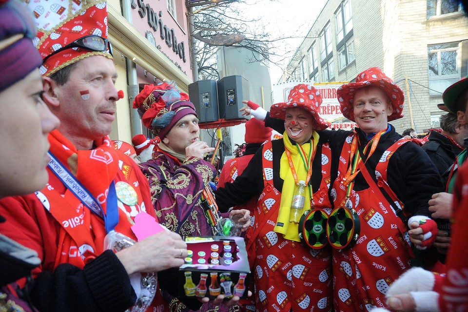 Limburgers vieren volop carnaval in Keulen.