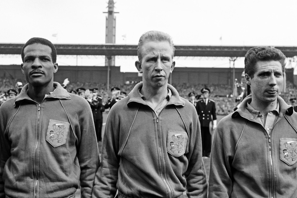 Henk Groot (midden) vooraf aan een interland van het Nederlands elftal tegen Bulgarije in april 1960. 