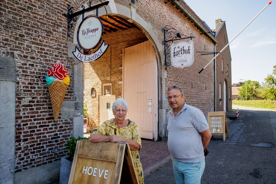 Annelie Pieters-Wolfs en Bert Prevoo bij Hoeve de Laethof in Mesch, decor van de eerste Zuid-Limburgse keramiekmarkt. 