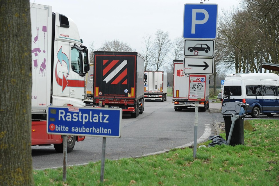 Veel chauffeurs stoppen op parkeerplaats Tomm Heide, vlak over de grens bij Venlo, om de landcode van Duitsland in te voeren.