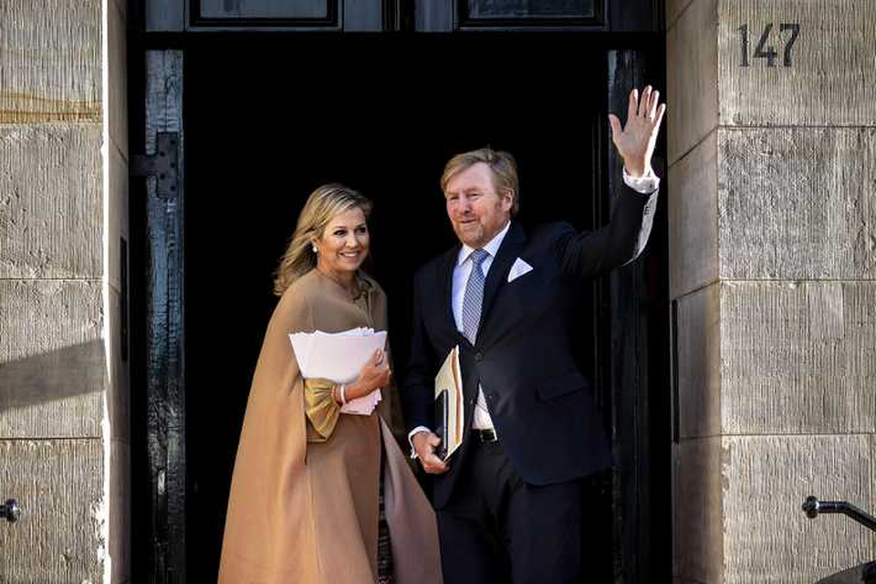 Willem-Alexander en Maxima bij het Koninklijk Paleis voor de traditionele nieuwjaarsontvangst.